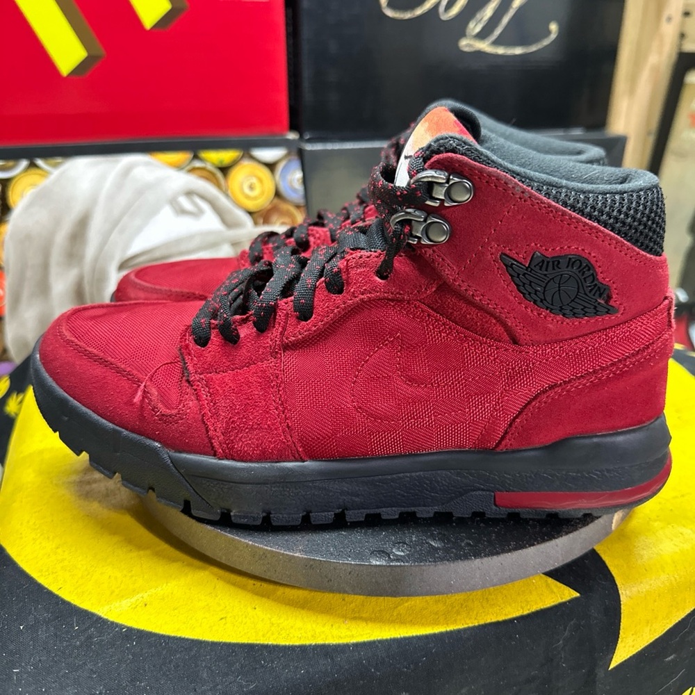 Jordan 1 Trek Gum Red Size 8/9.5W
